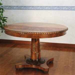 Tavolino tondo con intaglio